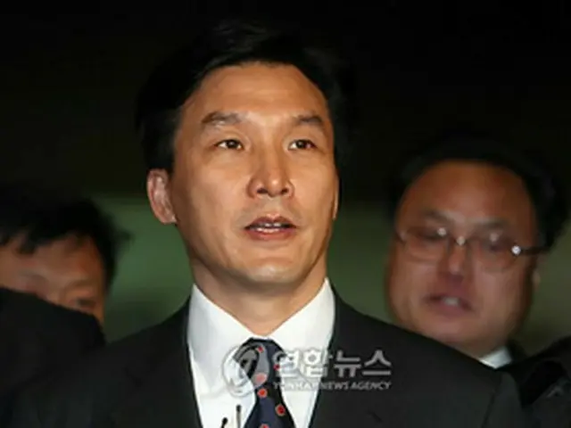 検察関係者とともに庁舎を出る金最高委員＝24日、ソウル（聯合）