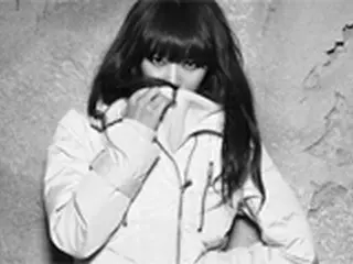 “ファッショニスタ”シン・ミナ　セクシーなジャンパー姿