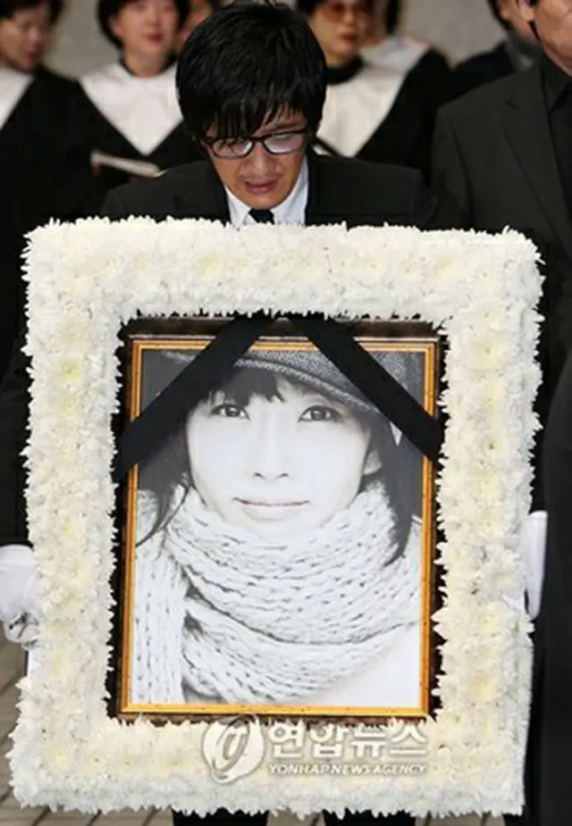 チェ・ジンシルの遺影を手に告別式に参列したチェ・ジニョン（10月4日撮影）＝（聯合）