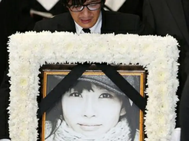 チェ・ジンシルの遺影を手に告別式に参列したチェ・ジニョン（10月4日撮影）＝（聯合）