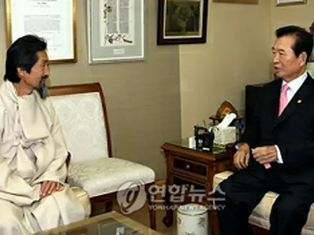 姜基甲代表（左）と面会した金大中元大統領（国会写真記者団）＝27日、ソウル（聯合）