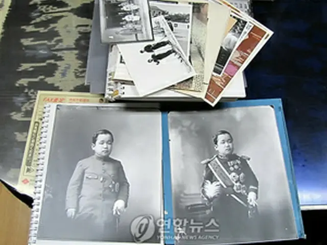 寄贈された遺品＝5日、東京（聯合）