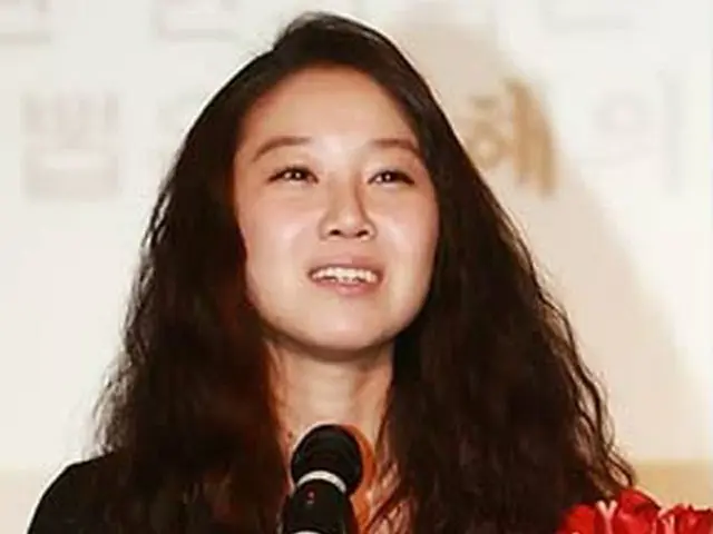 2008ディレクターズカット授賞式で、『ミスにんじん』で女性部門ことしの演技者賞を受賞したコン・ヒョジン＝2008年12月16日、ソウル（聯合）