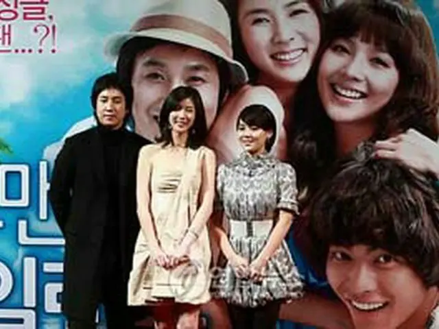 映画『ロマンティック・アイランド』のメディア試写会で、左からイ・ソンギュン、イ・スギョン、ユジン＝2008年12月17日、ソウル（聯合）