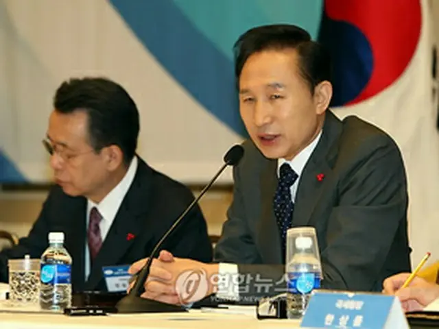 業務報告で冒頭発言を行う李大統領＝18日、ソウル（聯合）
