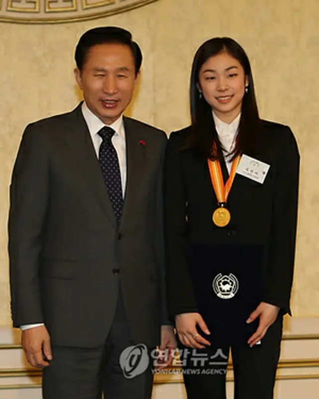 李大統領と記念撮影するキム・ヨナ選手＝18日、ソウル（聯合）