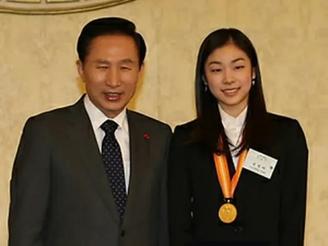 李大統領と記念撮影するキム・ヨナ選手＝18日、ソウル（聯合）