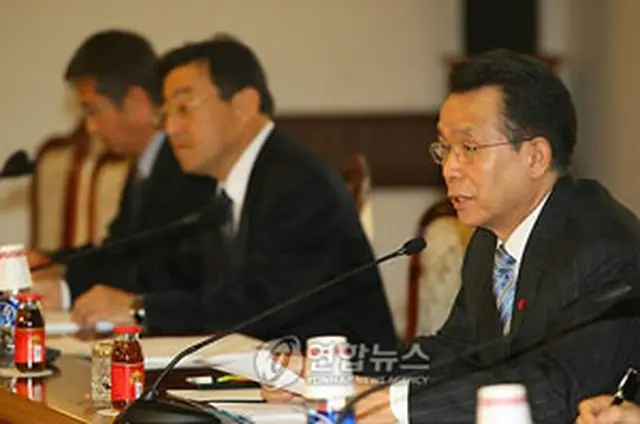 原子力委員会を主宰する韓首相＝22日、ソウル（聯合）