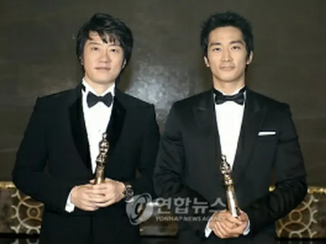 大賞を受賞したキム・ミョンミン（左）とソン・スンホン（MBC提供）＝31日、ソウル（聯合）