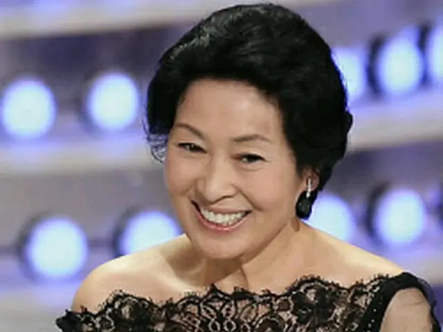 大賞受賞に笑顔のキム・ヘジャ＝1日、ソウル（聯合）