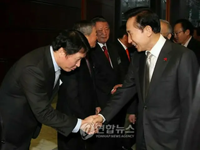 出席者らと握手を交わす李大統領＝5日、ソウル（聯合）