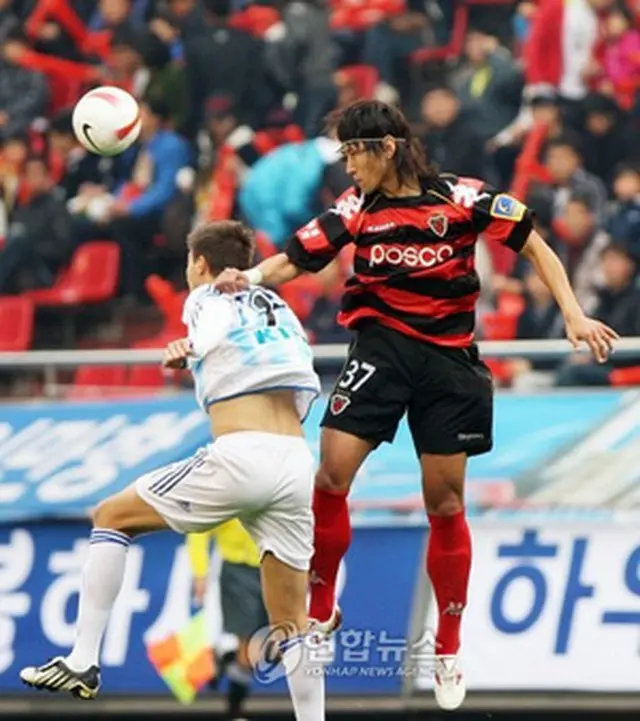 チョウ・ソンファン（右）＝（聯合）