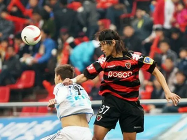 チョウ・ソンファン（右）＝（聯合）