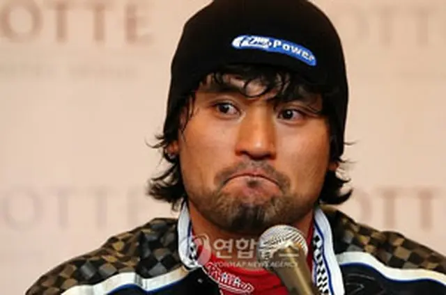 記者会見で涙ぐむパク・チャンホ投手＝13日、ソウル（聯合ニュース）