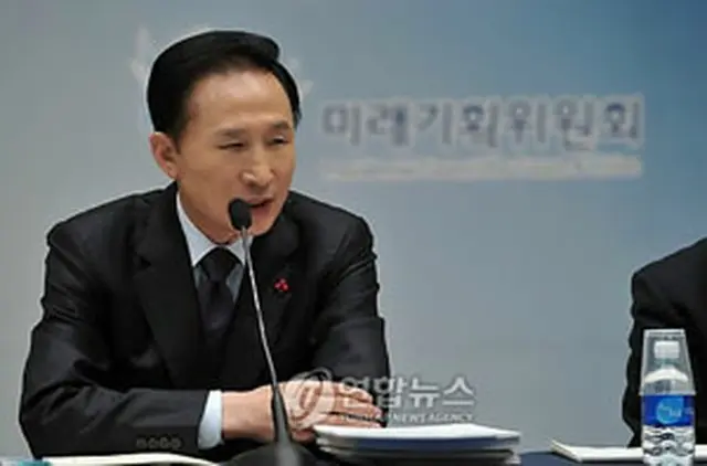 会議を主宰する李大統領＝13日、ソウル（聯合ニュース）