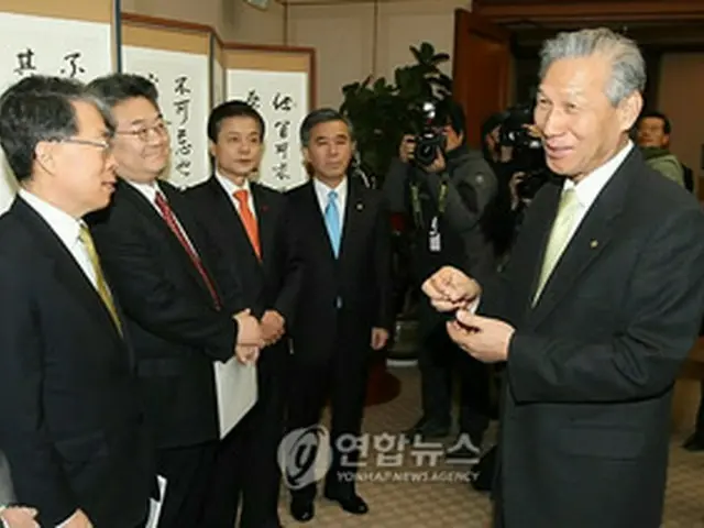 金融協議会で韓国銀行の李成太（イ・ソンテ）総裁（右）が都市銀行頭取らと意見を交わしている＝16日、ソウル（聯合ニュース）