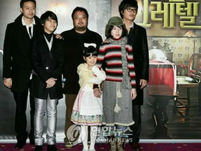 映画「ヘンゼルとグレーテル」のイム・ピルソン監督（後列中央）と出演者ら＝（聯合ニュース）