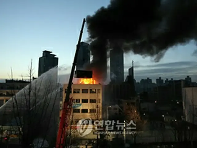 消火活動が行われている現場のようす＝20日、ソウル（聯合ニュース）