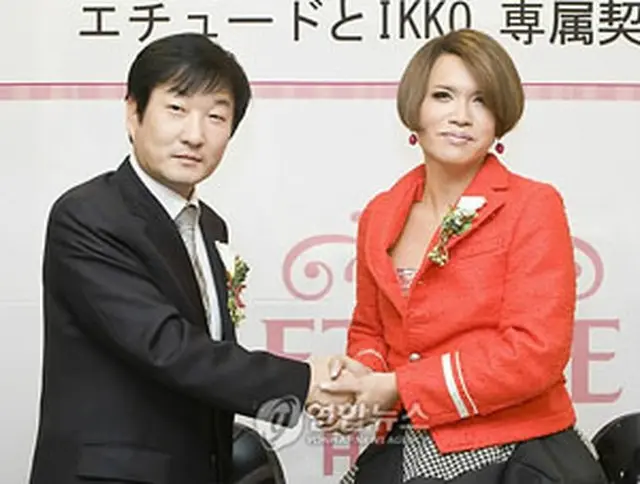 契約式で握手を交わすエチュードの金東映（キム・ドンヨン）代表とIKKOさん＝19日、ソウル（聯合ニュース）