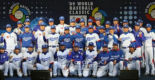 8日に行われたWBC韓国代表出征式でガッツポーズを見せる選手ら＝（聯合ニュース）