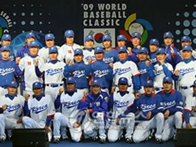 8日に行われたWBC韓国代表出征式でガッツポーズを見せる選手ら＝（聯合ニュース）