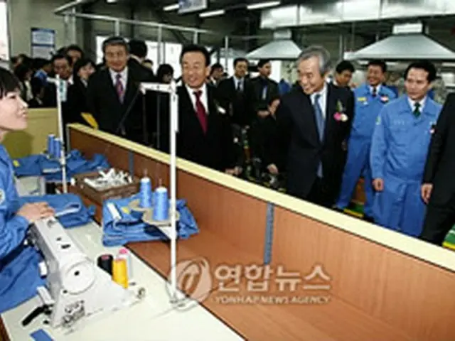 李亀沢会長（右）をはじめ完工式出席者らが職員を激励している＝21日、ソウル（聯合ニュース）