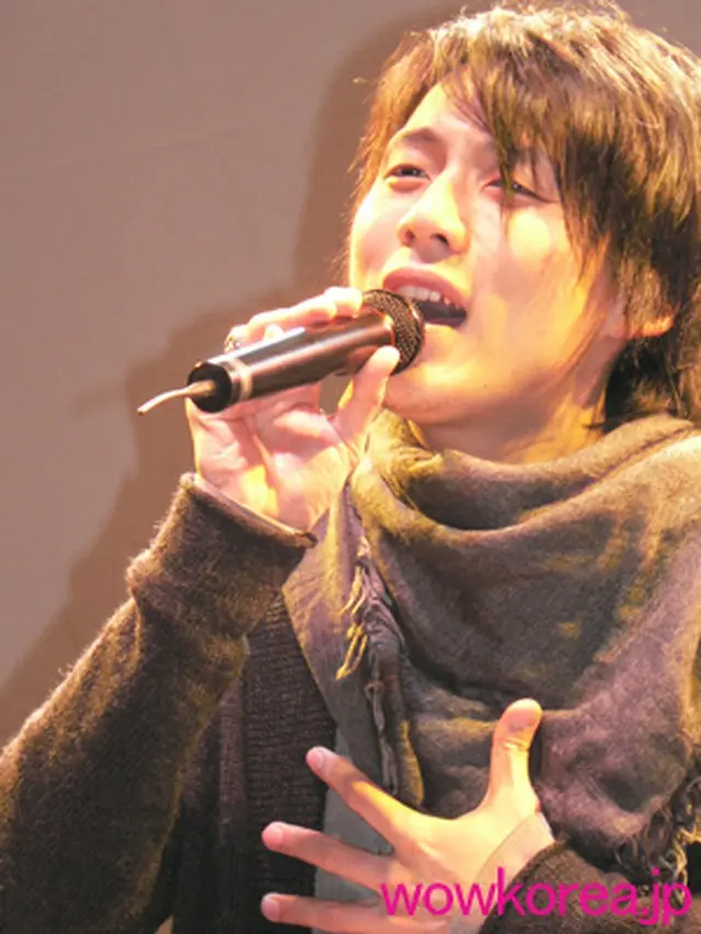熱唱するJONTE