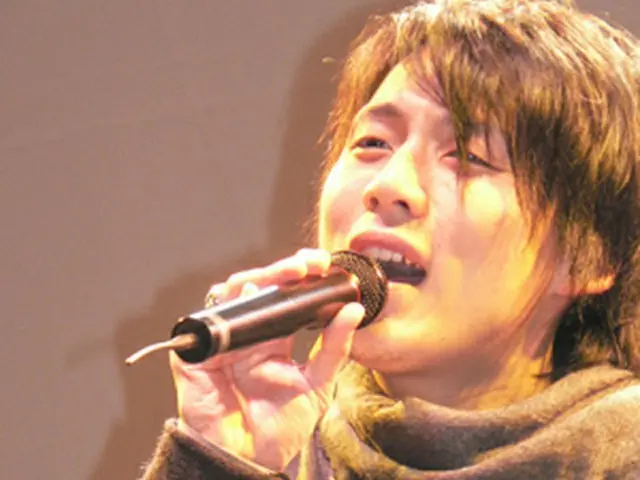 熱唱するJONTE