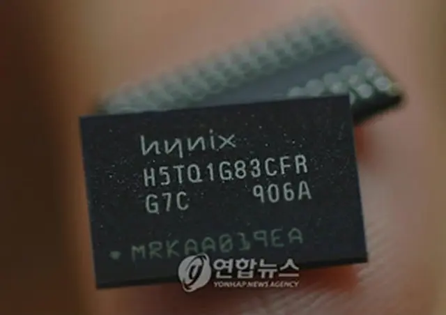 開発された44ナノプロセスDDR3　DRAM＝8日、ソウル（聯合ニュース）