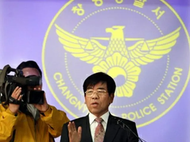 昌寧警察署関係者が捜査の中間結果を発表している＝11日、昌寧（聯合ニュース）