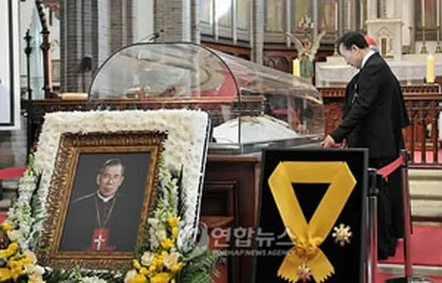 弔問に赴いた李大統領＝17日、ソウル（聯合ニュース）