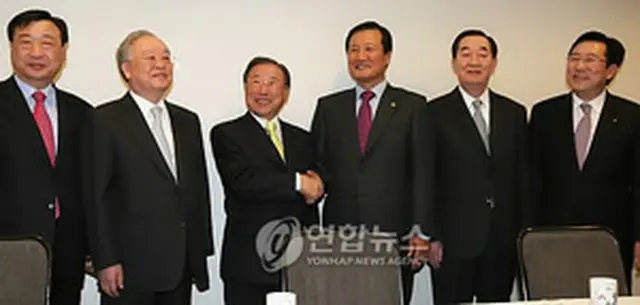 尹長官（左から4人目）と経済団体トップ＝24日、ソウル（聯合ニュース）