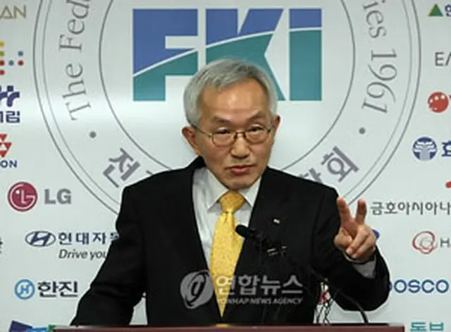 記者会見する鄭副会長＝25日、ソウル（聯合ニュース）