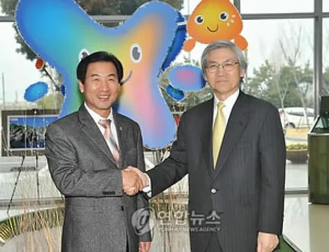 重家大使（右）と呉市長（麗水市庁提供）＝25日、麗水（聯合ニュース）
