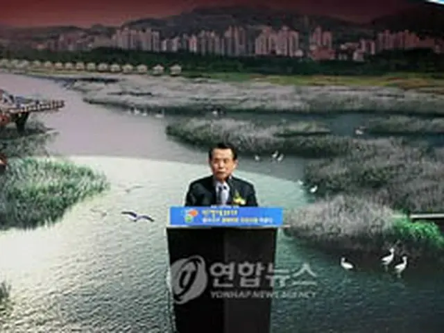 あいさつを述べる韓首相＝26日、忠州（聯合ニュース）