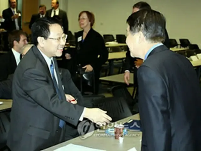 駐アトランタ韓国総領事とあいさつを交わす金公使（左）＝26日、アトランタ（聯合ニュース）