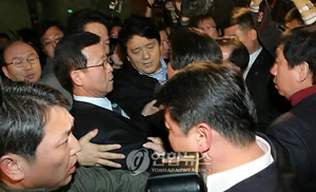 激しくもみ合うハンナラ党と民主党議員ら＝1日、ソウル（聯合ニュース）
