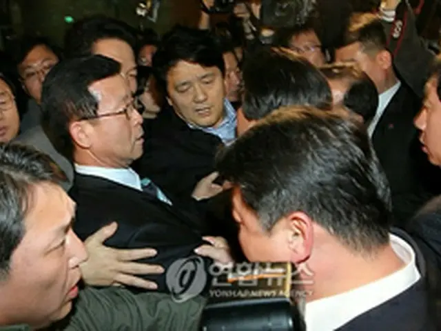 激しくもみ合うハンナラ党と民主党議員ら＝1日、ソウル（聯合ニュース）