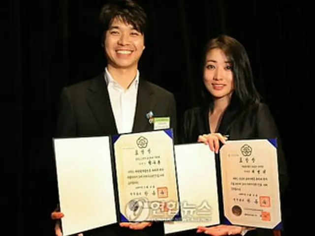 パク・スホン（左）とチェ・ジョンウォン＝3日、ソウル（聯合ニュース）