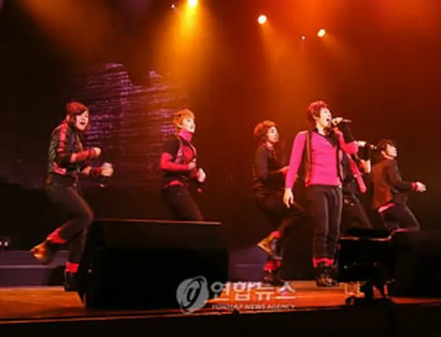 ＜U-KISS＞