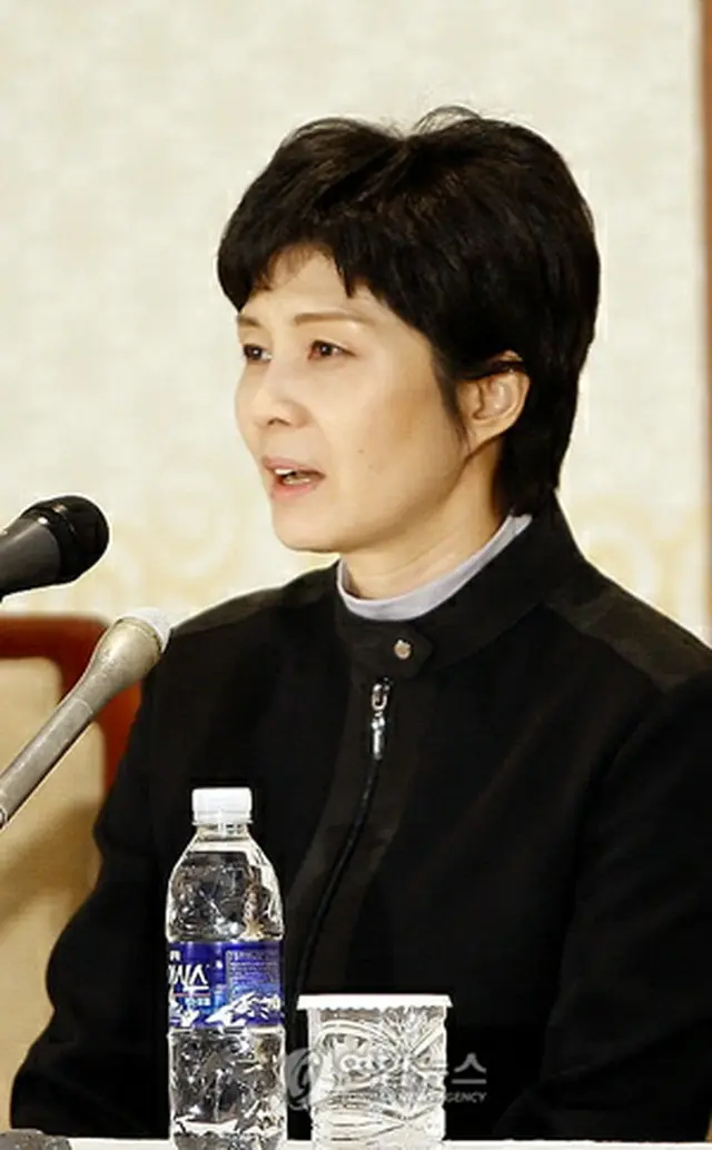 事件について語る金元工作員＝11日、釜山（聯合ニュース）
