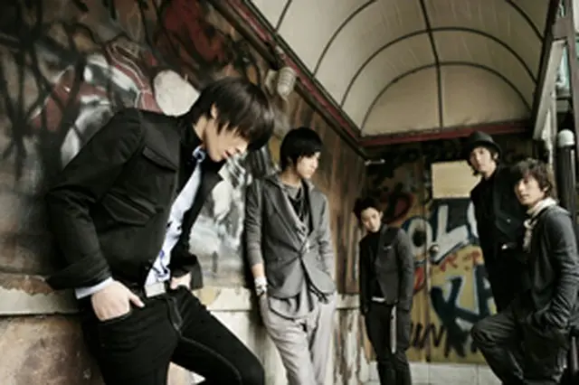(C)2009 Ai Entertainment Inc./左から2人目が新メンバー、スンヒョンです