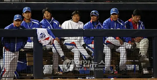 敗色が濃くなるなか、浮かない表情で試合を見守る韓国代表＝12日、フェニックス（聯合ニュース）
