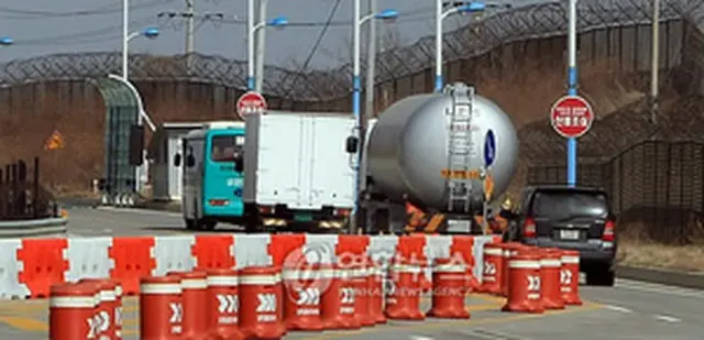 東海線南北出入事務所から出発し金剛山地区に向かう車両＝17日、江原道・高城（聯合ニュース）