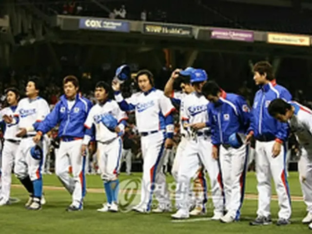 試合を終え引き上げる韓国＝サンディエゴ（聯合ニュース）