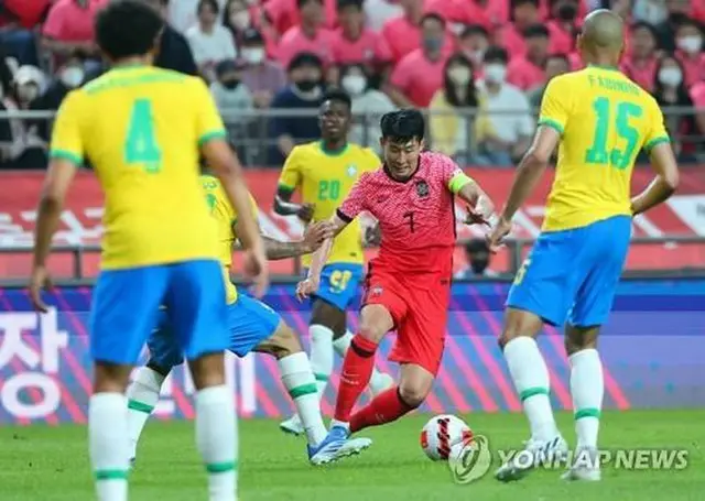 ２２年６月のブラジル戦でドリブルする韓国代表の孫興ミン（ソン・フンミン・資料写真）＝（聯合ニュース）