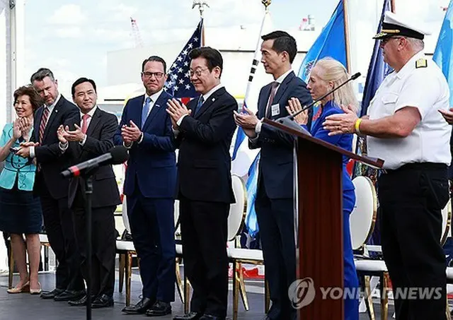 フィリー造船所を訪れた李大統領（右から４人目）＝２６日、フィラデルフィア（聯合ニュース）