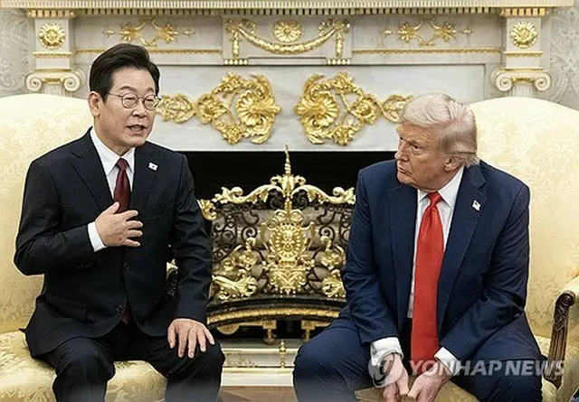米ホワイトハウスで会談する韓国の李大統領（左）と米国のトランプ大統領＝２５日、ワシントン（聯合ニュース）