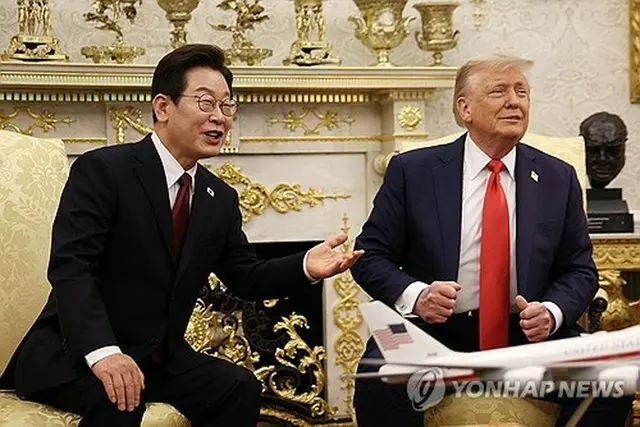 ２５日、米ホワイトハウスで会談した韓国の李大統領（左）と米国のトランプ大統領＝（聯合ニュース）
