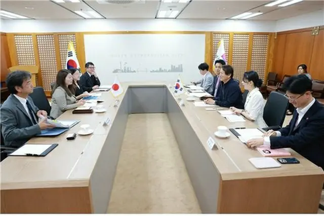 釜山市の関係者と長崎県代表団の会議の様子（釜山市提供）＝（聯合ニュース）≪転載・転用禁止≫